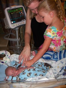 Brenna meeting her preemie baby brother for the first time.