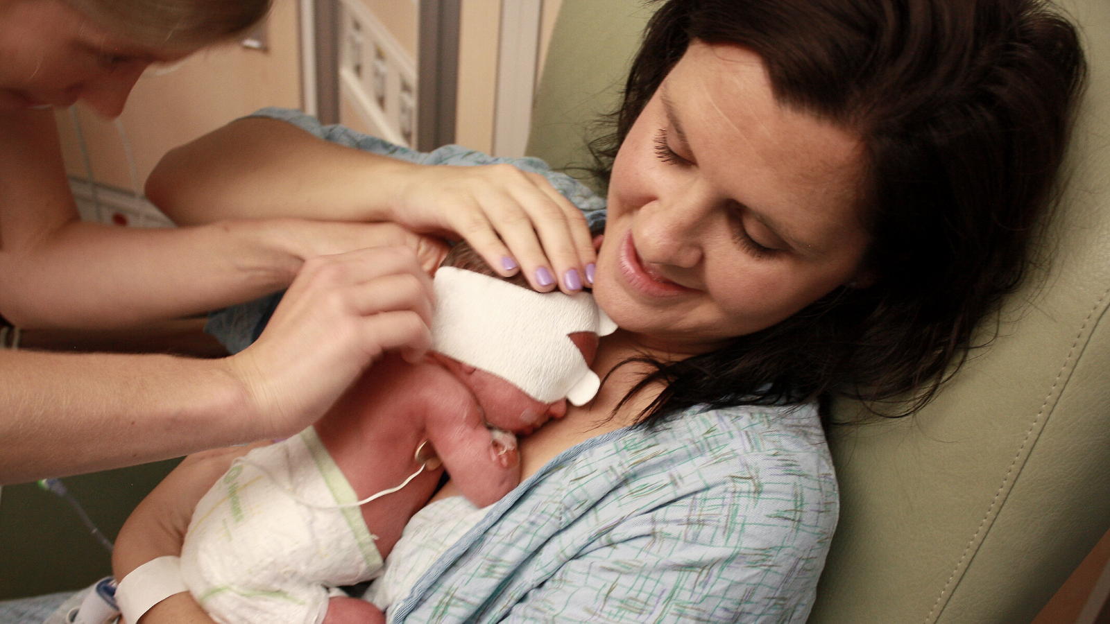 how to bond with your nicu baby, bonding, nicu baby, hand to hold